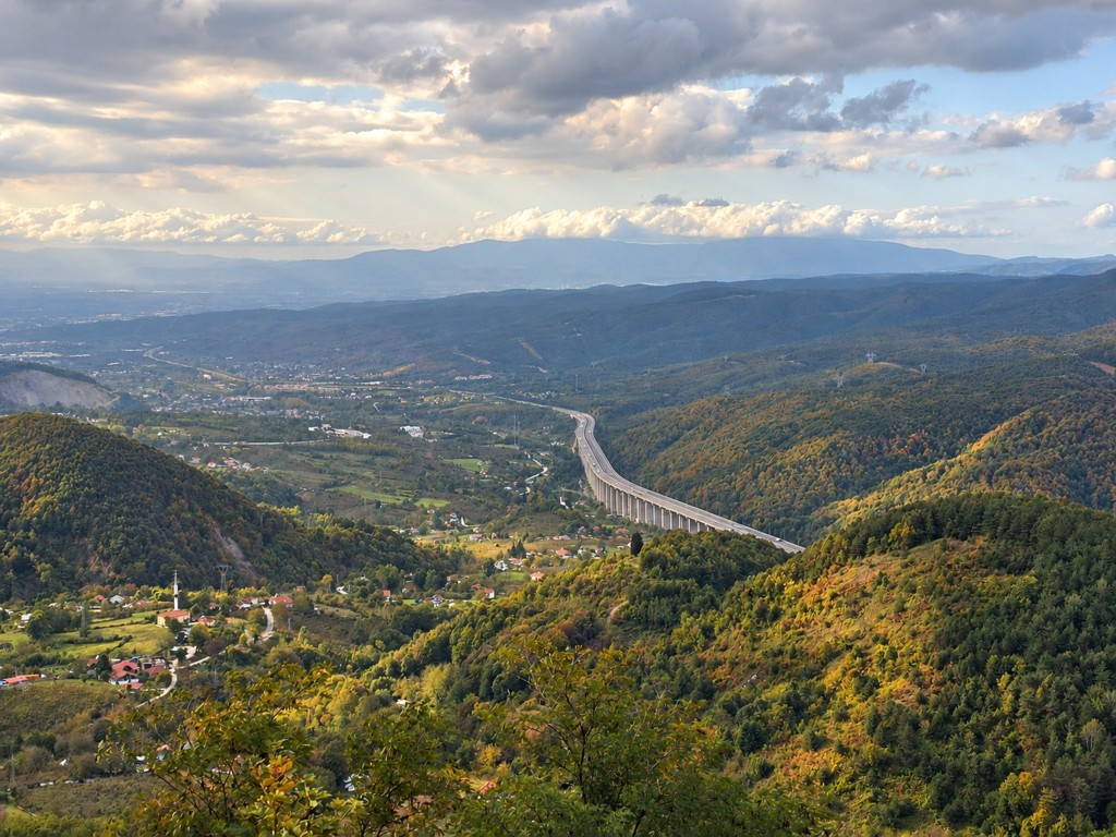 duzce-ile-bolu-arasinda-sonbahar-basladi-dagin-rengi-degisiyor-5-125048