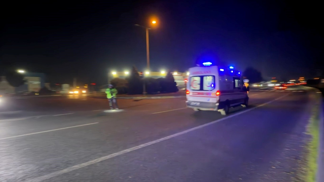 duzcede-ambulans-trafikte-kaldi-polis-isiklara-mudahale-etti-1-020157