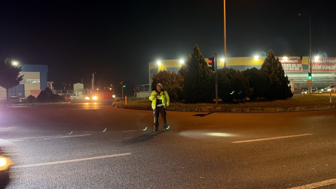 duzcede-ambulans-trafikte-kaldi-polis-isiklara-mudahale-etti-4-020158
