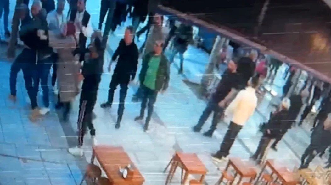 Çay ocağından çıktı, arkasından gelen kişi saldırdı: Babası yardımına koştu