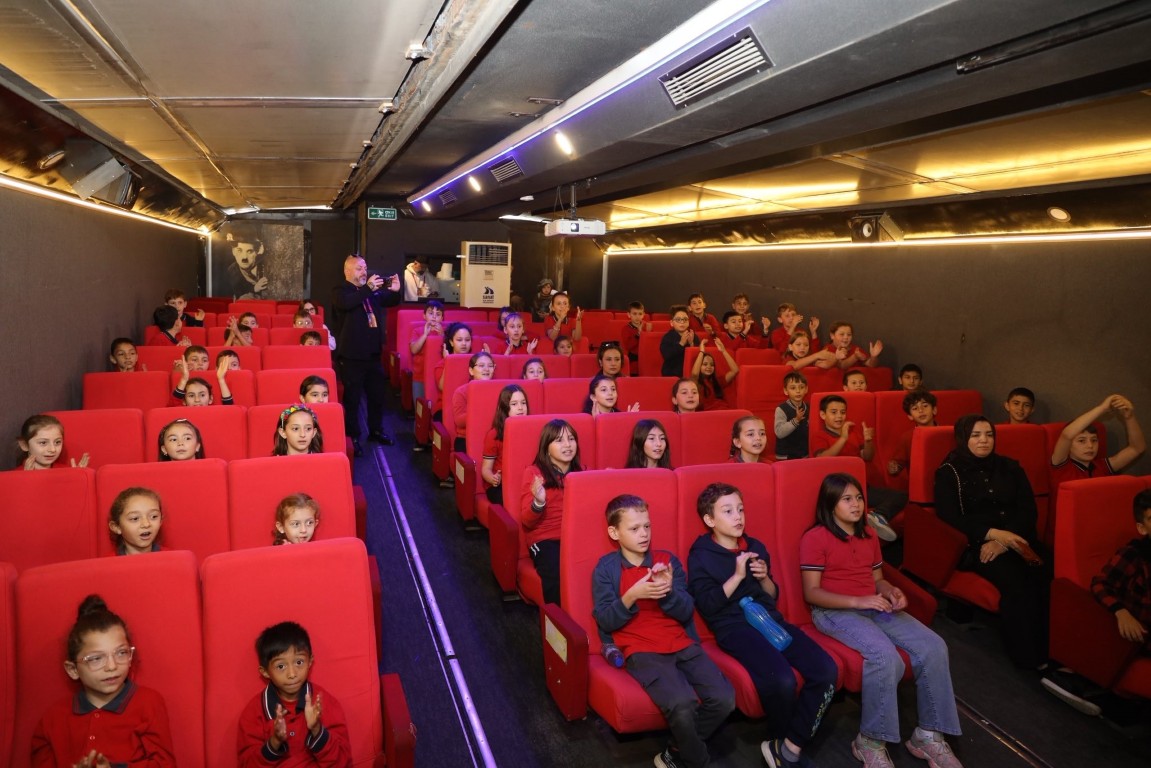 duzcede-sinema-koy-okulundaki-cocuklarin-ayagina-gitti-3-031535