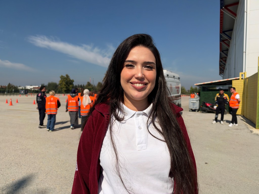 Ambulanslar engellerden kaçtı, sürücüler frenleme becerilerini gösterdi
