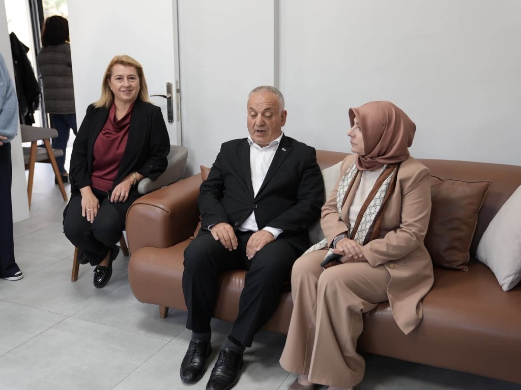 lokman-ayva-duzcedeki-alzheimer-merkezini-ziyaret-etti-ertan-ucara-tesekkur-plaketi-8-054106