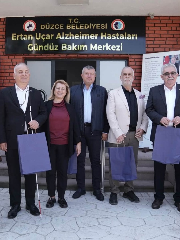 lokman-ayva-duzcedeki-alzheimer-merkezini-ziyaret-etti-ertan-ucara-tesekkur-plaketi-9-054108
