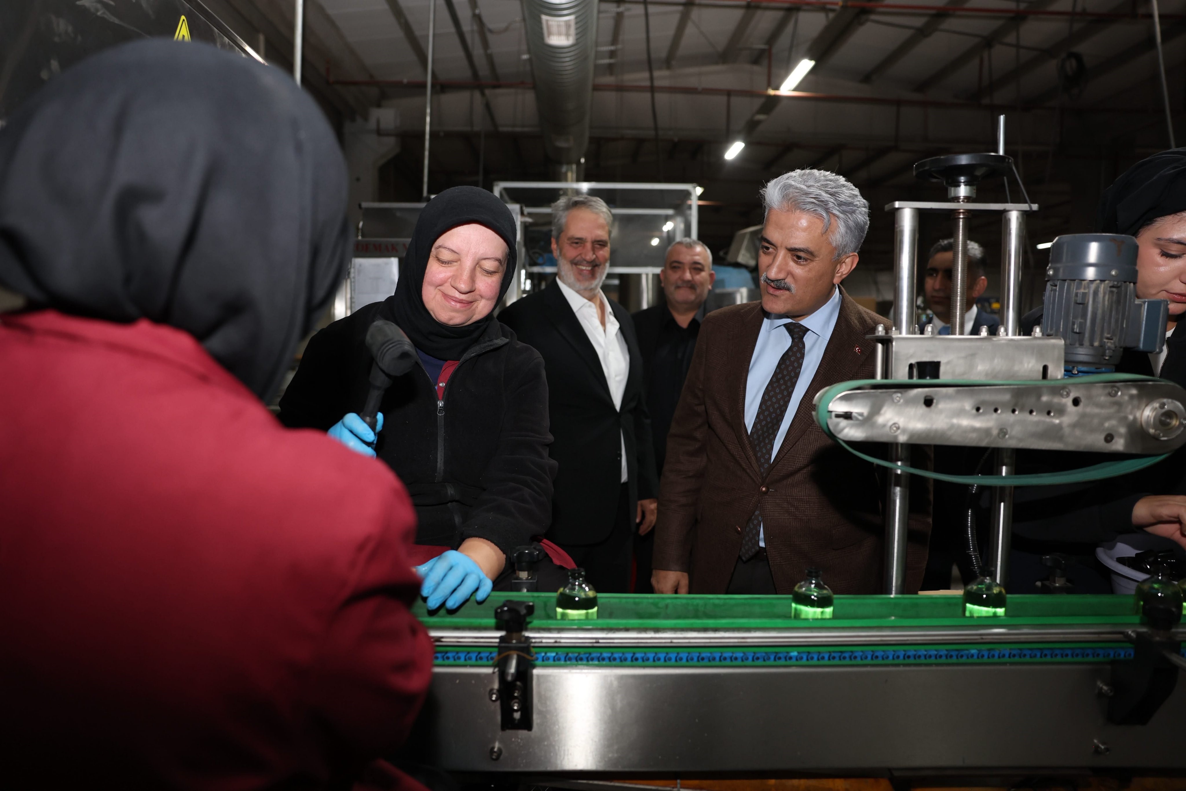Vali Mehmet Makas Düzce'deki kozmetik fabrikasının üretim hattını inceledi