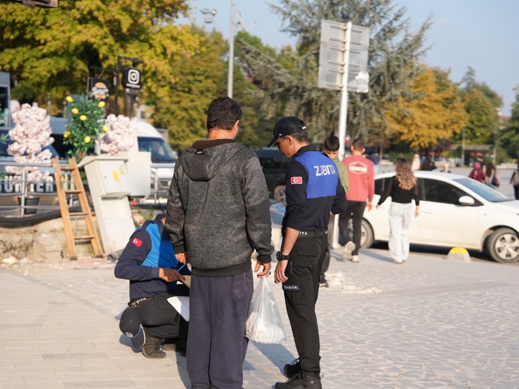 duzce-millet-bahcesinde-izmarit-atanlara-ceza-kamerayla-tespit-edildiler-1-041144