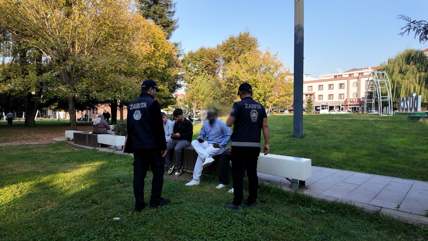 duzce-millet-bahcesinde-izmarit-atanlara-ceza-kamerayla-tespit-edildiler-1-041147