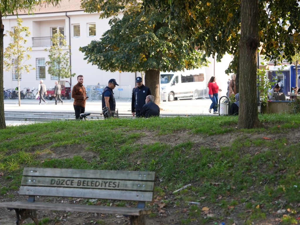 duzce-millet-bahcesinde-izmarit-atanlara-ceza-kamerayla-tespit-edildiler-2-041145