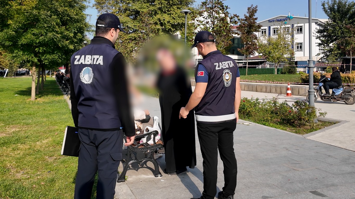 duzce-millet-bahcesinde-izmarit-atanlara-ceza-kamerayla-tespit-edildiler-3-041146