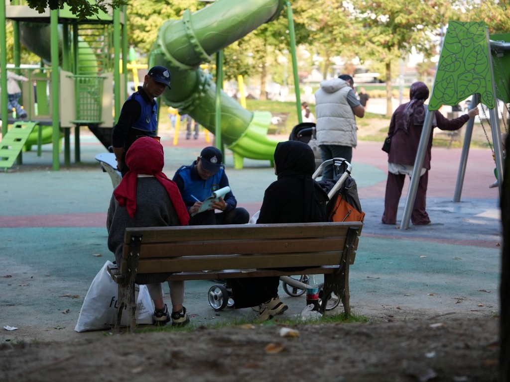 duzce-millet-bahcesinde-izmarit-atanlara-ceza-kamerayla-tespit-edildiler-3-041148