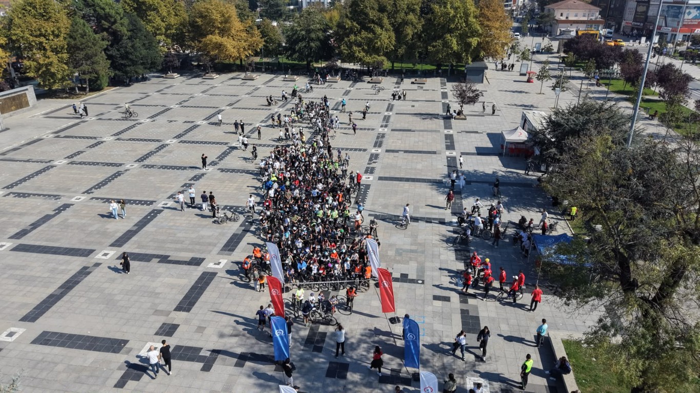 duzcede-450-bisikletli-anitparktan-merkez-parka-pedal-cevirdi-11-010922
