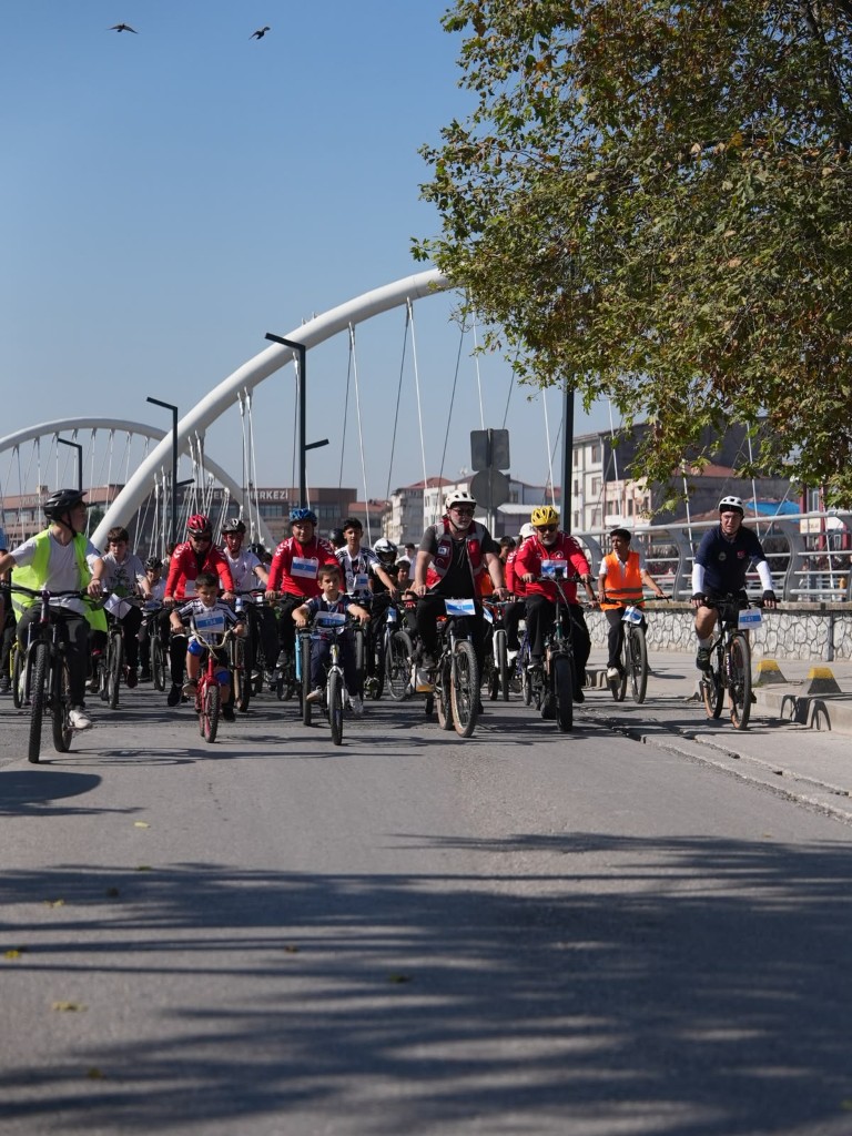 duzcede-450-bisikletli-anitparktan-merkez-parka-pedal-cevirdi-7-010921
