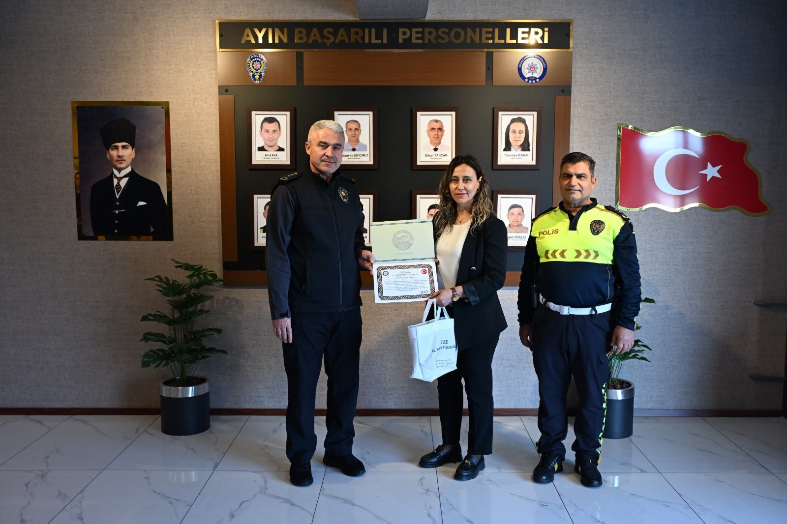 duzce-il-emniyet-mudurlugunde-basarili-personele-tesekkur-belgesi-3-064107