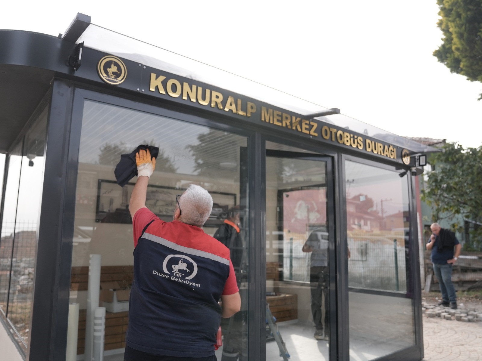 duzcede-hurda-konteynerler-duraga-donusuyor-sekizincisi-konuralpte-1-012705