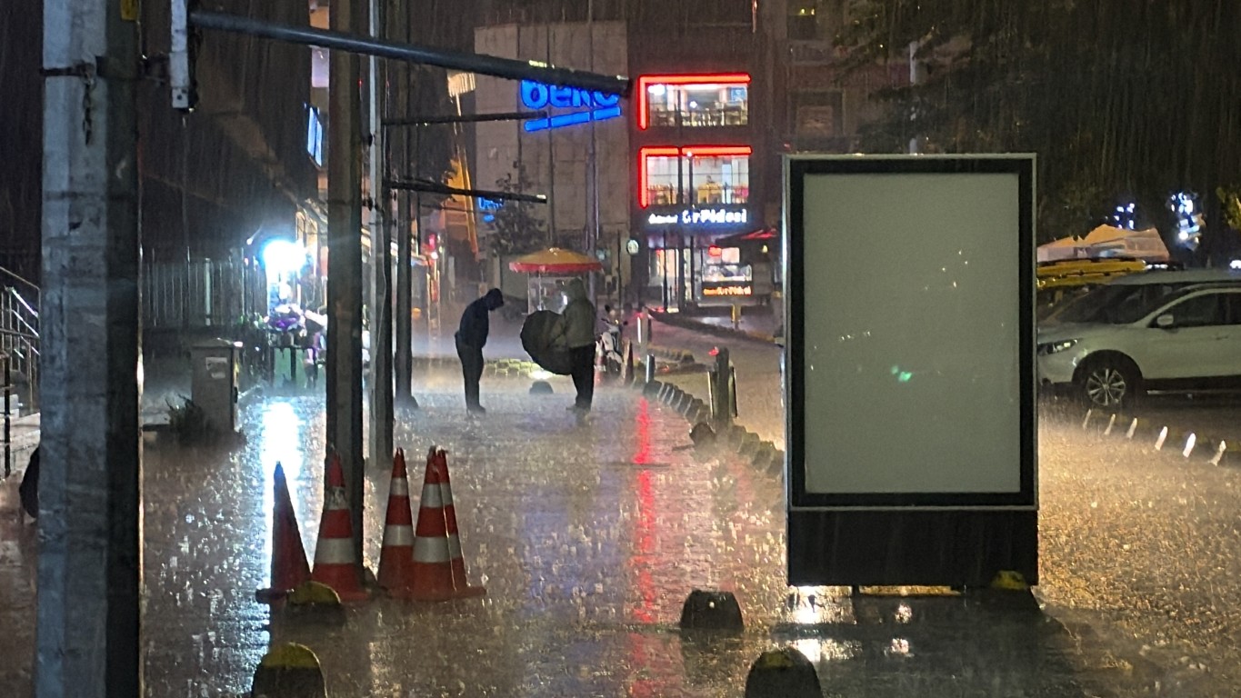 duzcede-saganak-gece-siddetlendi-vatandaslar-siginacak-yer-aradi-1-123758