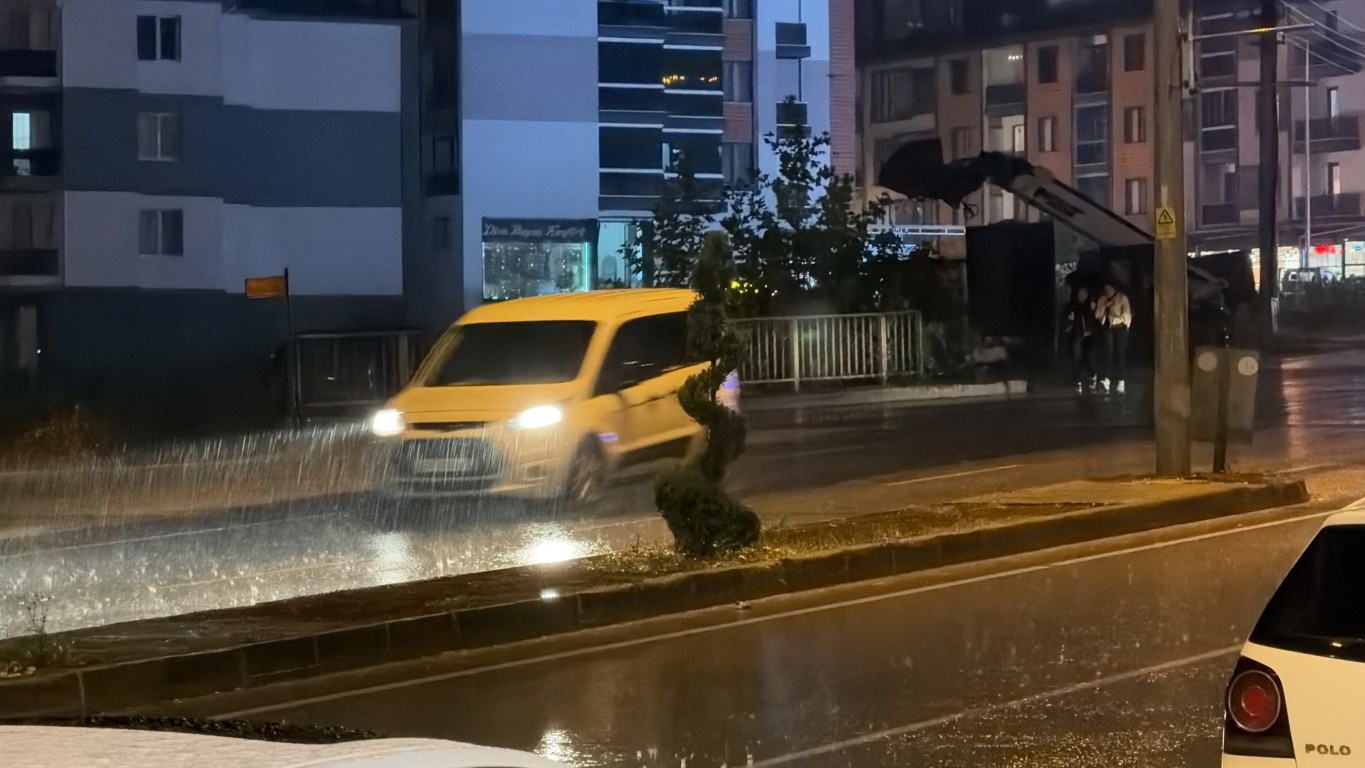 duzcede-saganak-gece-siddetlendi-vatandaslar-siginacak-yer-aradi-6-123801
