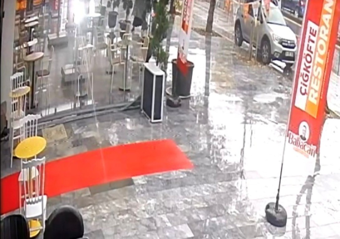 kafeden-cikti-saniyeler-sonra-otomobil-ayni-yere-daldi-2-072842