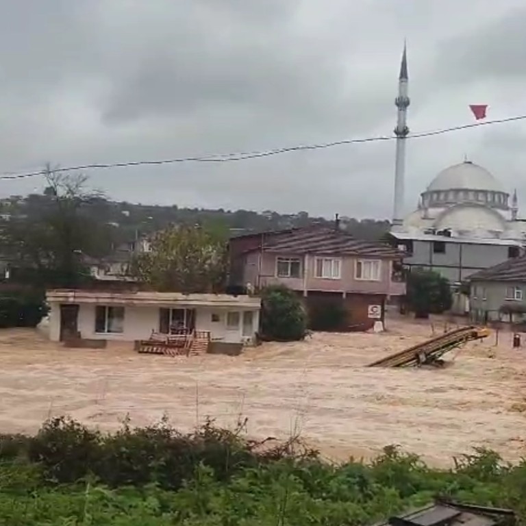 karasuda-gece-cekilen-sel-sulari-sabaha-karsi-yeniden-yukseldi-1-100123