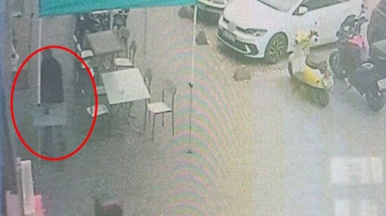 Para istedi, alamayınca masayı devirdi: O anlar kamerada