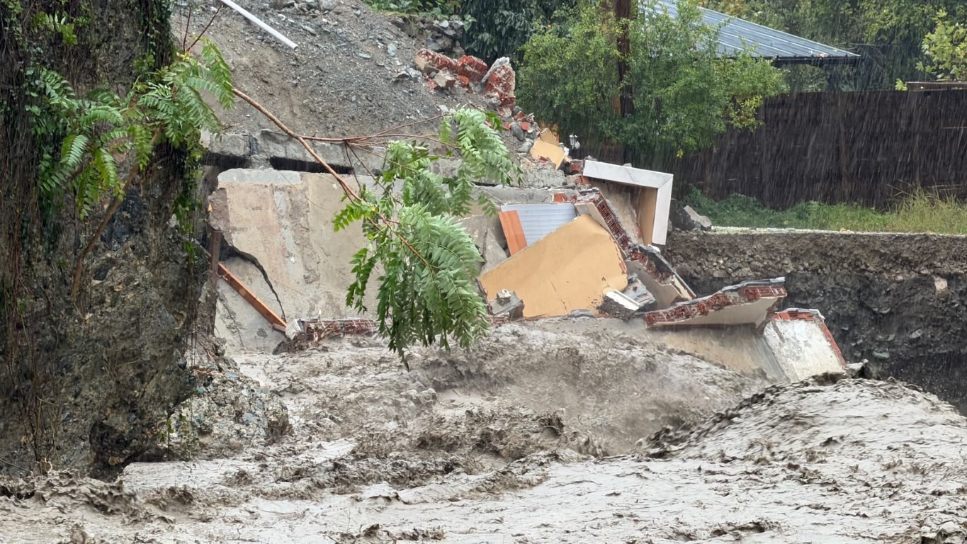 sapancada-sel-sulari-iki-katli-evi-yikti-o-anlar-kamerada-5-101622