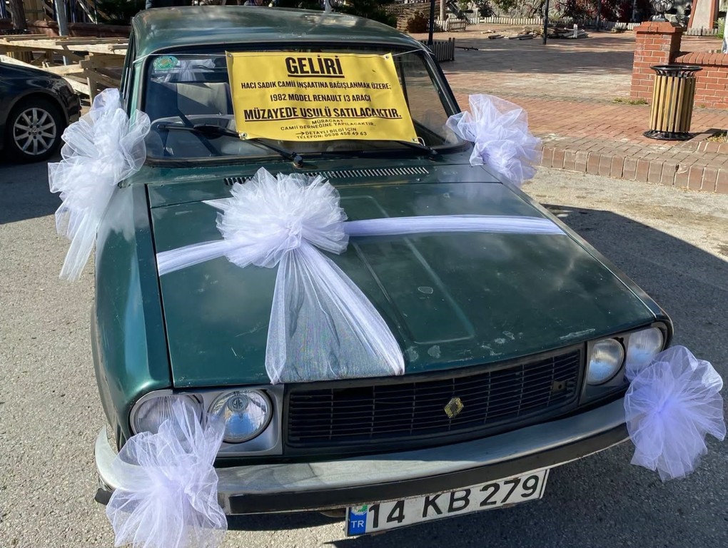 boluda-44-yillik-otomobili-gelin-gibi-suslediler-nedeni-duygulandirdi-1-015905