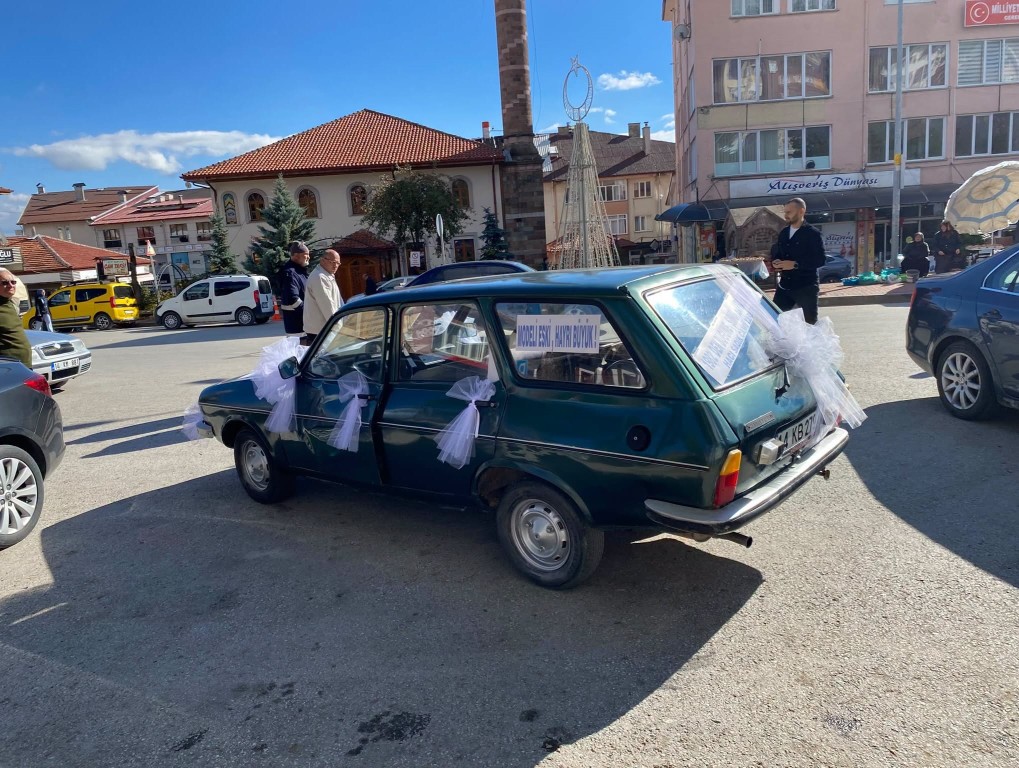 boluda-44-yillik-otomobili-gelin-gibi-suslediler-nedeni-duygulandirdi-3-015903
