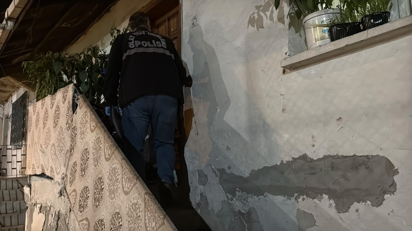 karabukte-evde-bicakli-kavga-erkek-arkadasini-yaraladigi-iddia-edilen-kadin-gozaltinda-3-015129