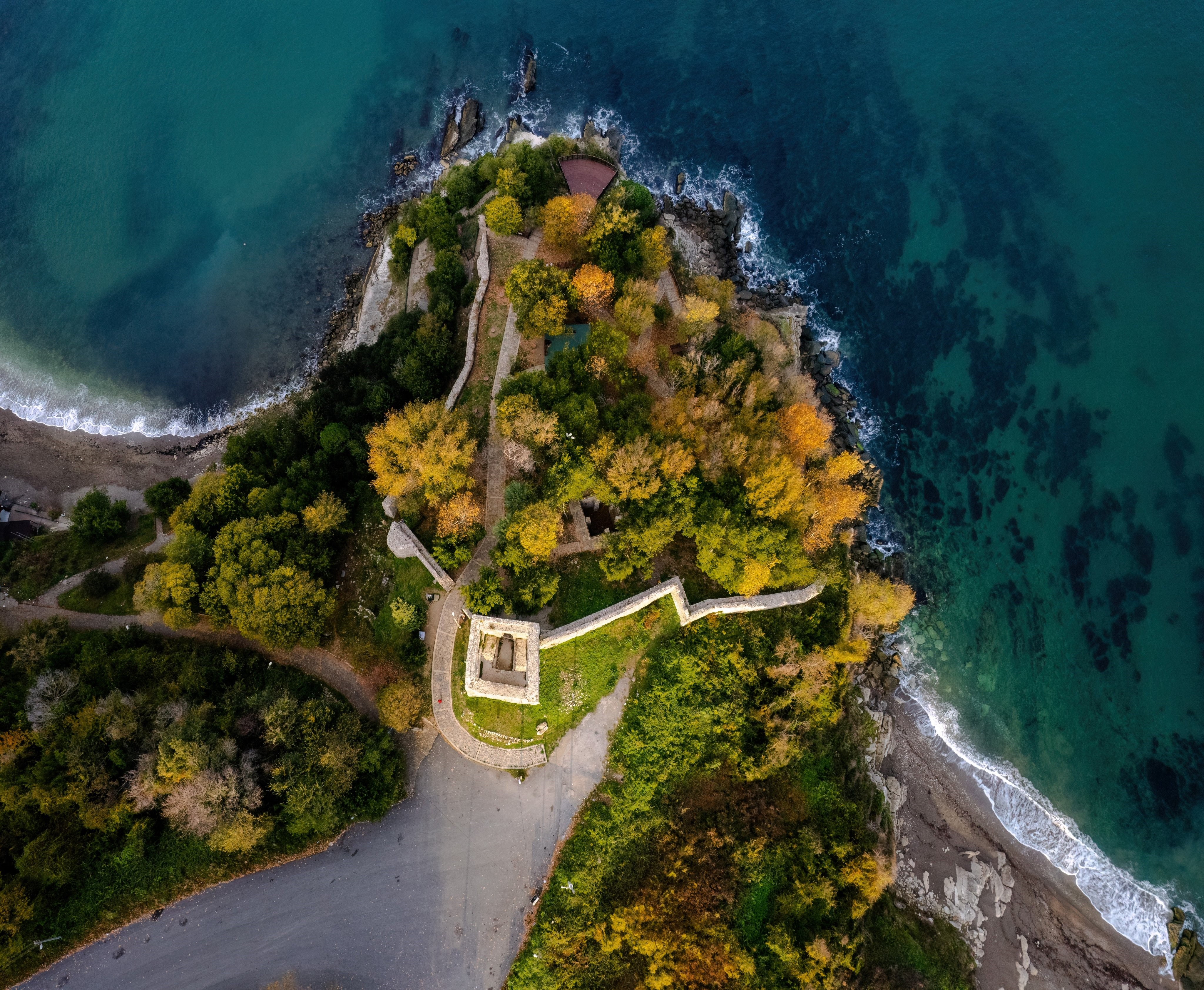 Karadeniz kıyısındaki tarihi kalede sonbahardan kareler