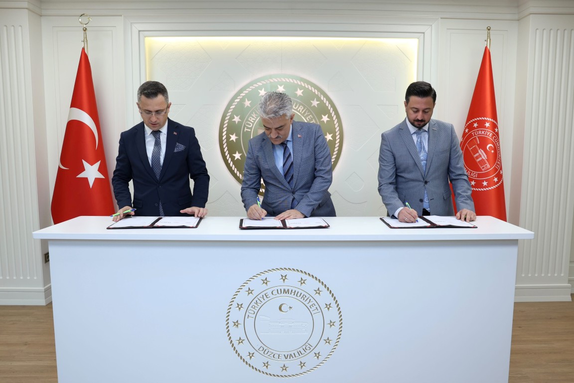 duzcede-bebeklere-destek-ve-lise-birincilerine-odul-icin-imzalar-atildi-4-114001