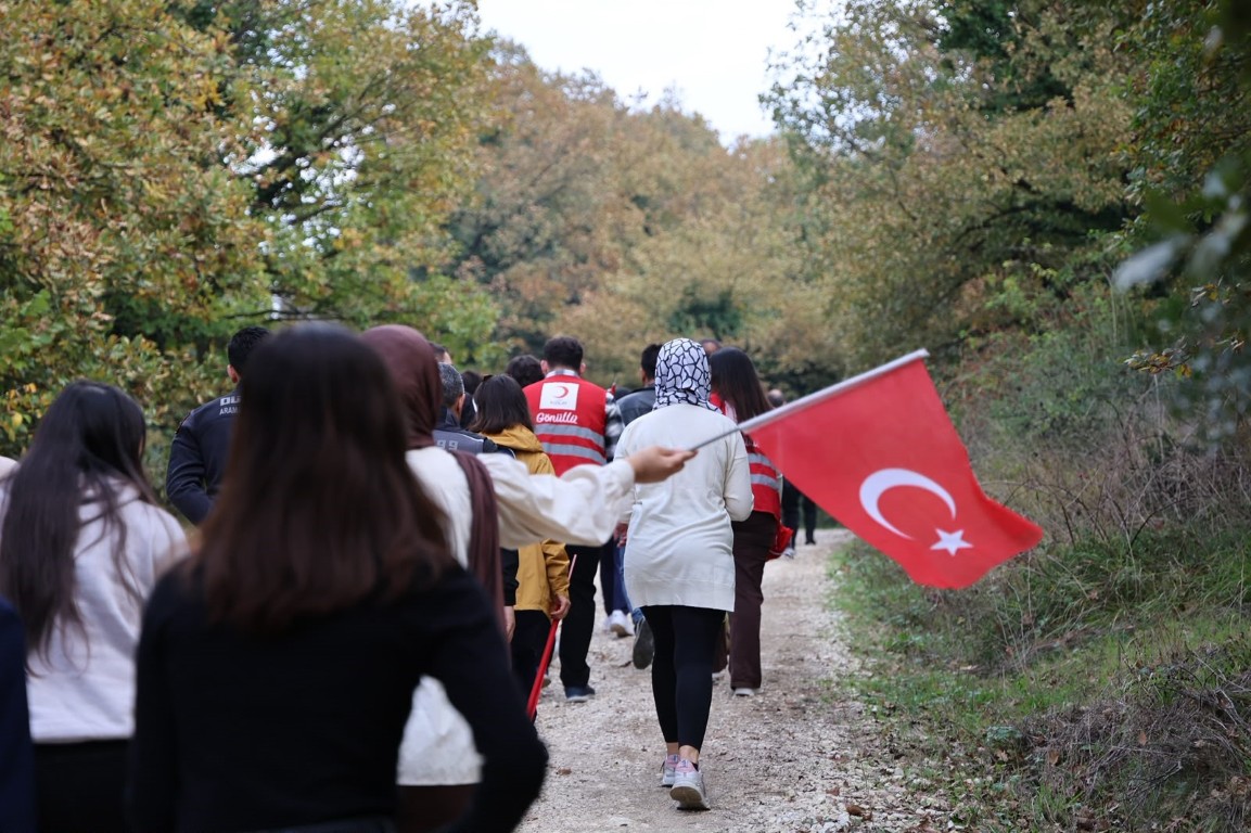 duzce-universitesi-ogrencileri-cumhuriyetin-103-yilini-bayrakli-yuruyusle-andi-1-070225