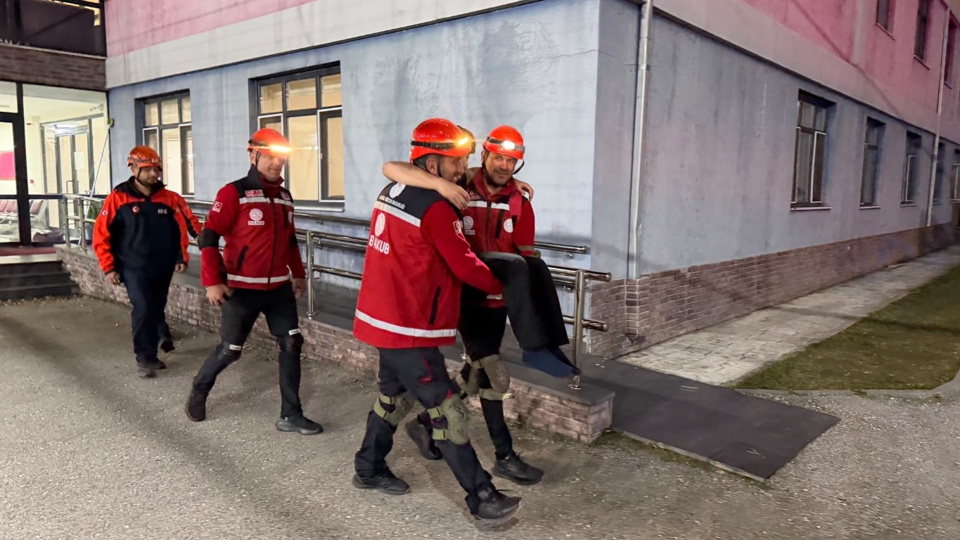 duzcede-65lik-deprem-senaryosu-pansiyonda-kurtarma-ve-yangin-tatbikati-2-015513