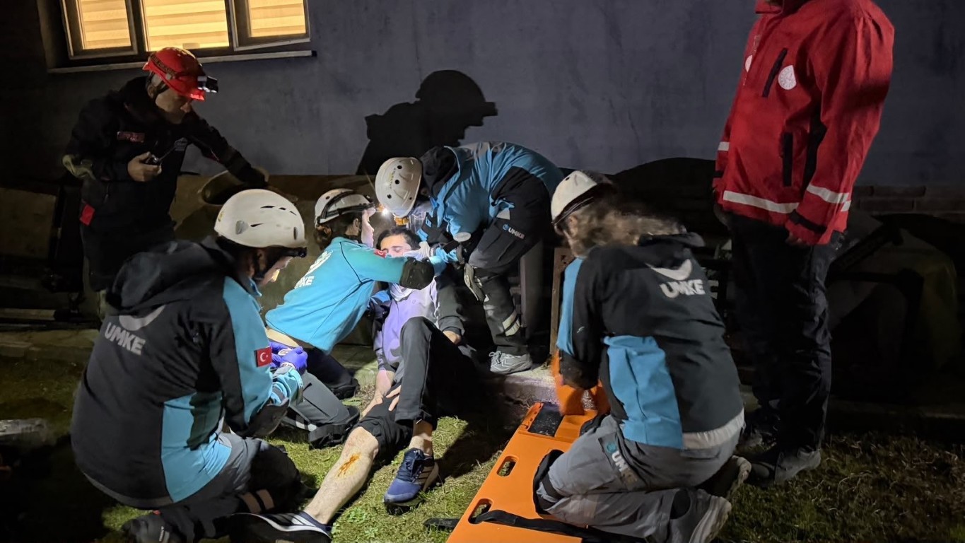 duzcede-65lik-deprem-senaryosu-pansiyonda-kurtarma-ve-yangin-tatbikati-4-015512