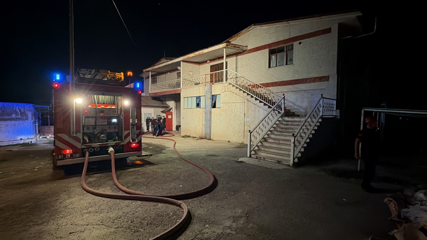 duzcede-konfeksiyon-atolyesinde-yangin-alevlerin-yayilmasi-onlendi-1-011036