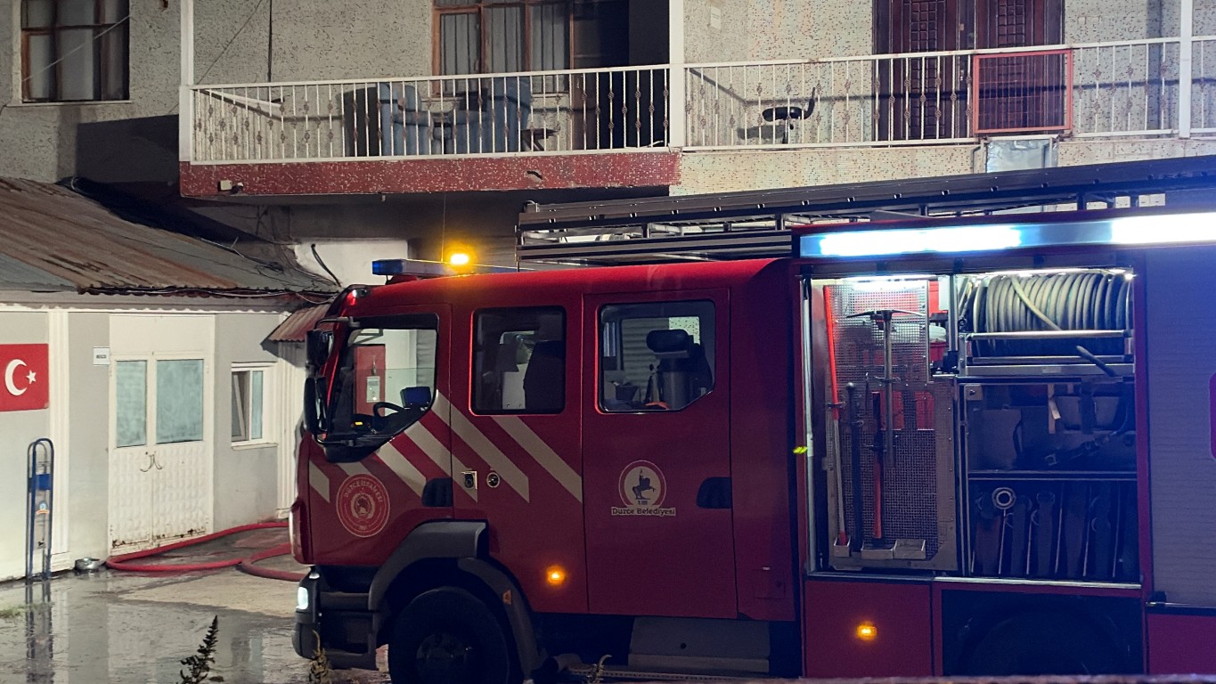 duzcede-konfeksiyon-atolyesinde-yangin-alevlerin-yayilmasi-onlendi-4-011038