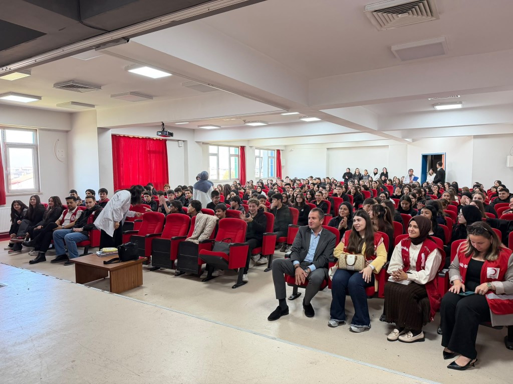 duzcede-liselilere-ilk-yardim-egitimi-kizilay-ekipleri-ogrencilerle-bulustu-1-074205