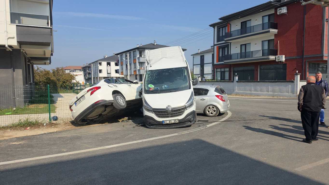 kocyazida-3-aracli-kazada-sasirtan-goruntu-minibus-otomobilin-uzerine-cikti-3-063618