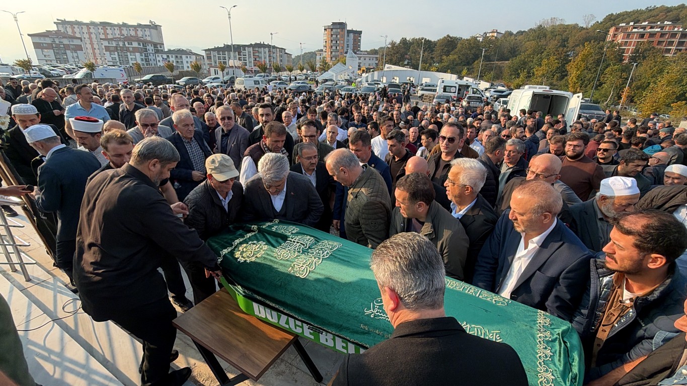 prof-dr-ayhan-samandar-emek-verdigi-camiden-son-yolculuguna-ugurlandi-2-062606