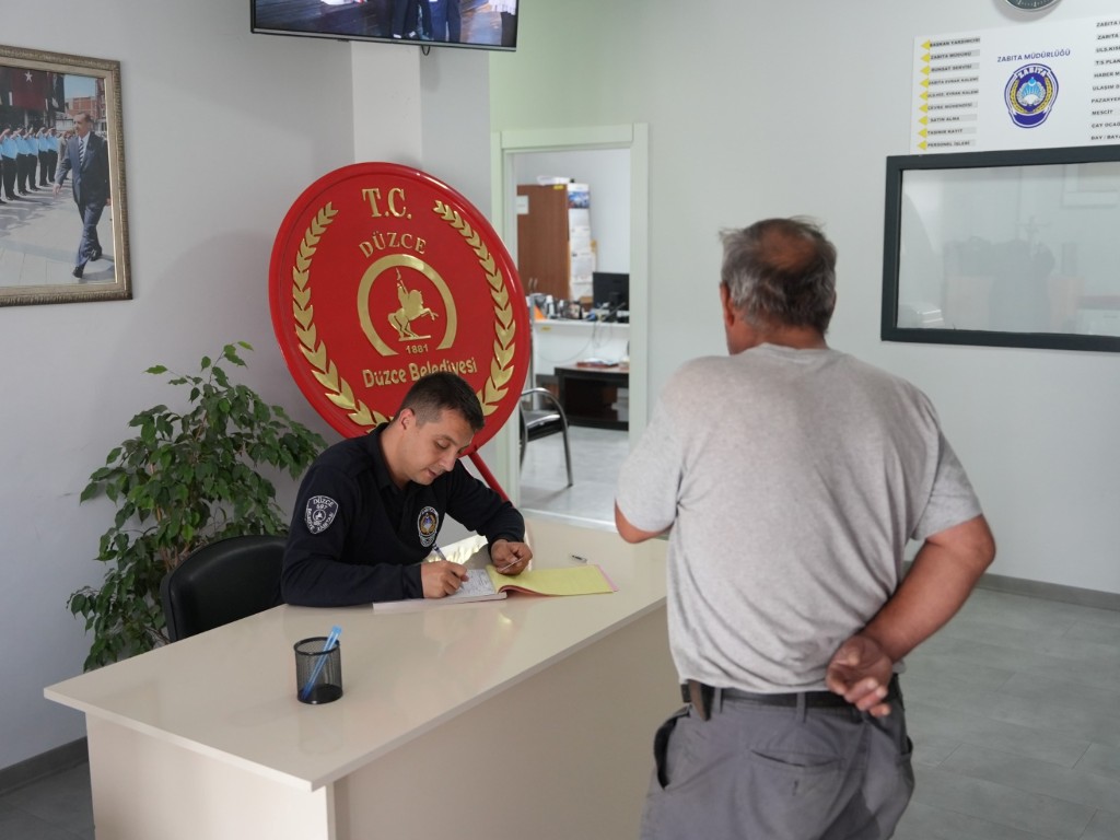 duzcede-cop-dokerken-kameraya-yakalandi-zabita-ceza-kesti-2-094909