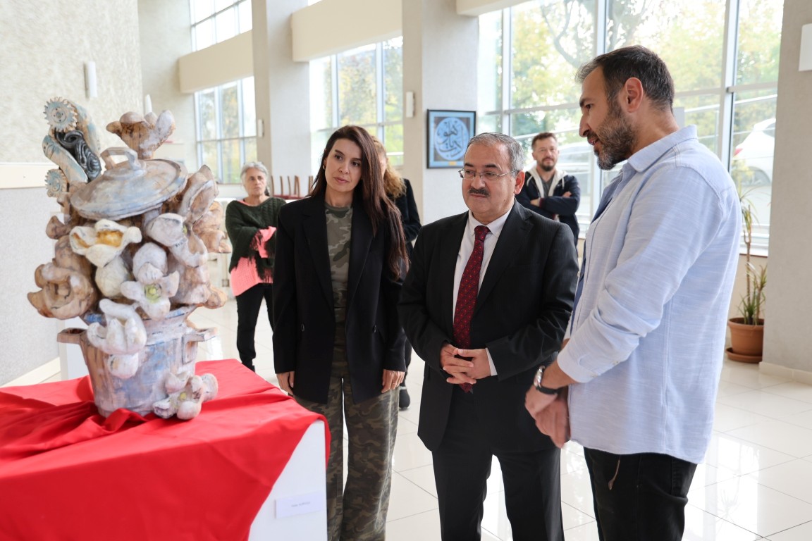 duzce-universitesinde-cumhuriyet-ve-ataturk-sergisi-10-kasima-kadar-acik-1-095741
