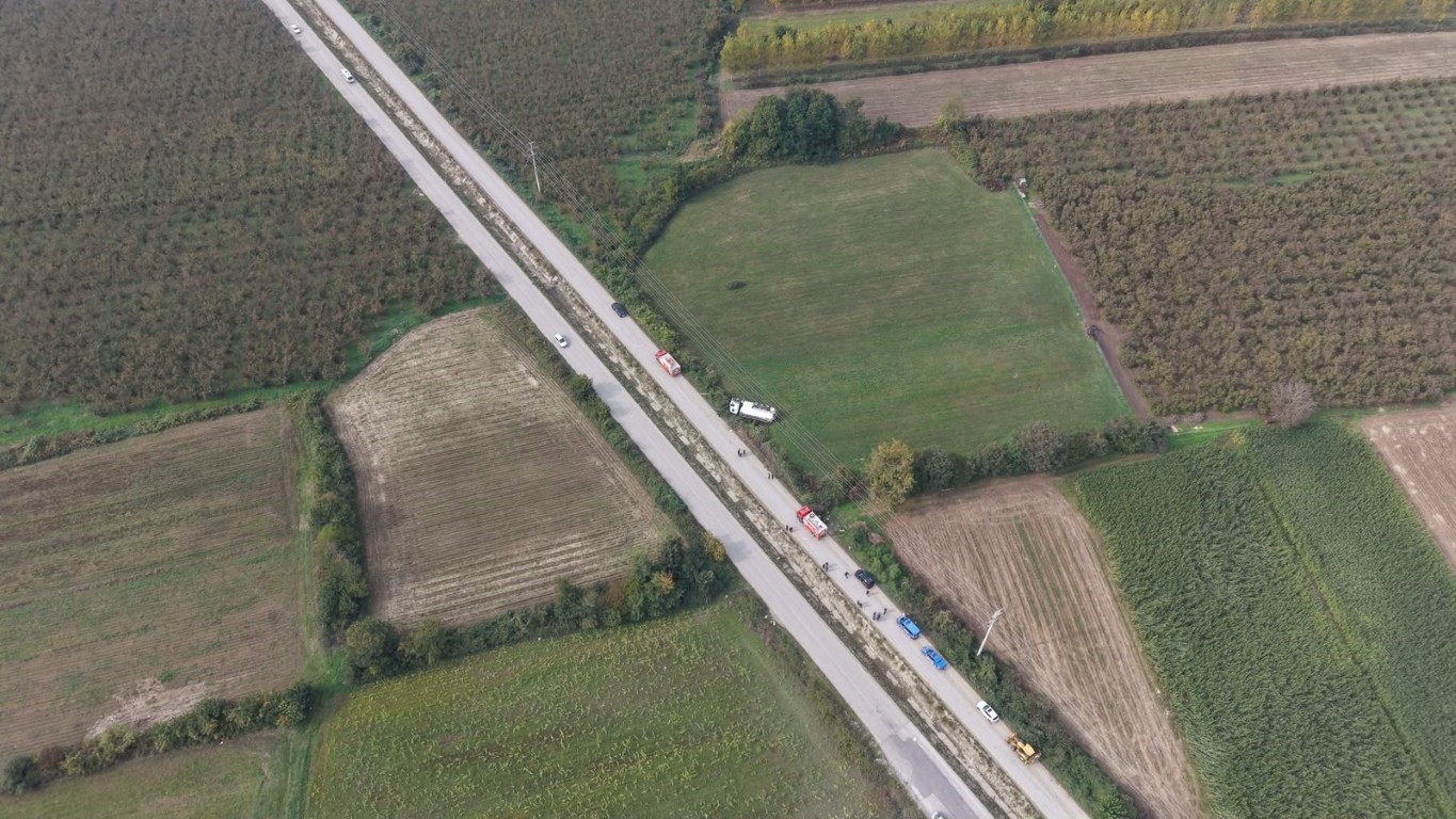 duzcede-benzin-yuklu-tanker-devrildi-osb-yolu-trafige-kapatildi-1-012713