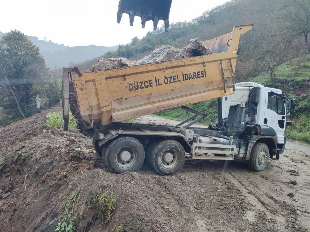 cumayerinde-heyelan-bolgesinde-calisma-suruyor-1-103736