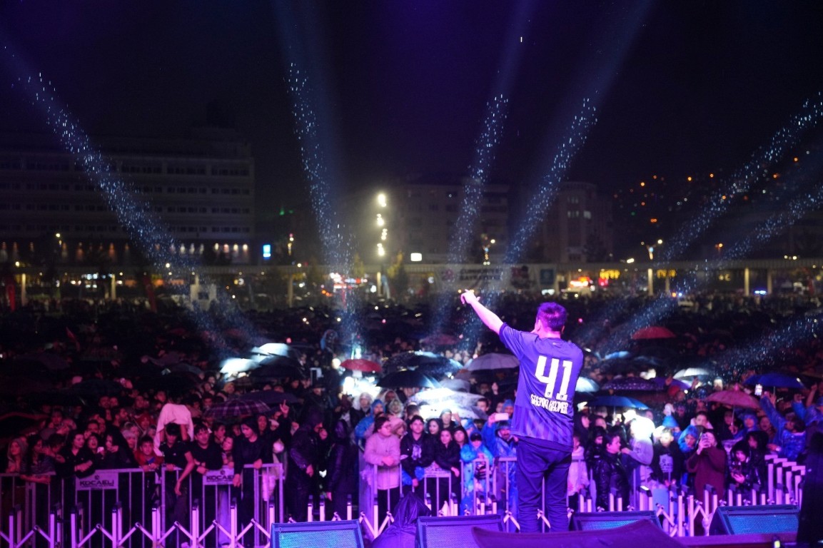 sagopa-kajmer-kocaelide-sahne-aldi-41-numarali-forma-surprizi-5-125013