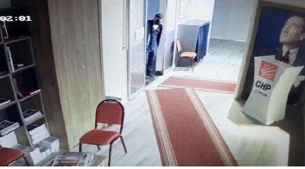 Parti binasında il sekreterinin cüzdanını çalan zanlı kamerada
