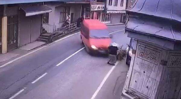 RİZE'DE FECİ KAZA. SIKIŞAN KADIN AĞIR ŞEKİLDE YARALANDIdı