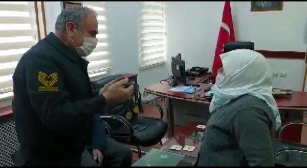 'Ziynet eşyalarındaki parmak izlerine bakacağım' diyerek dolandırdı