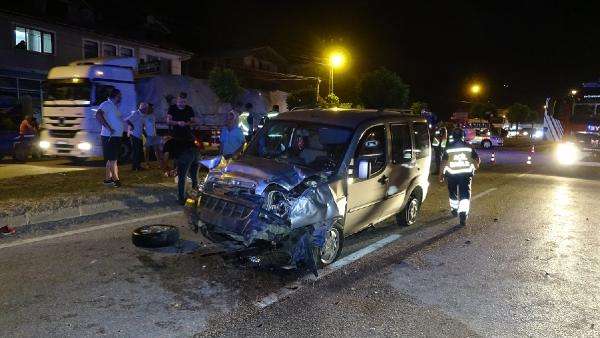 Düzce'de hafif ticari araç, otomobile çarptı: 2 ölü, 3 yaralı