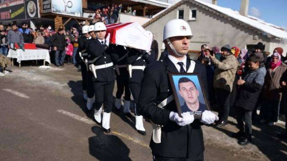 Depremde ölen polis memuru ve 2 yaşındaki kızı toprağa verildi