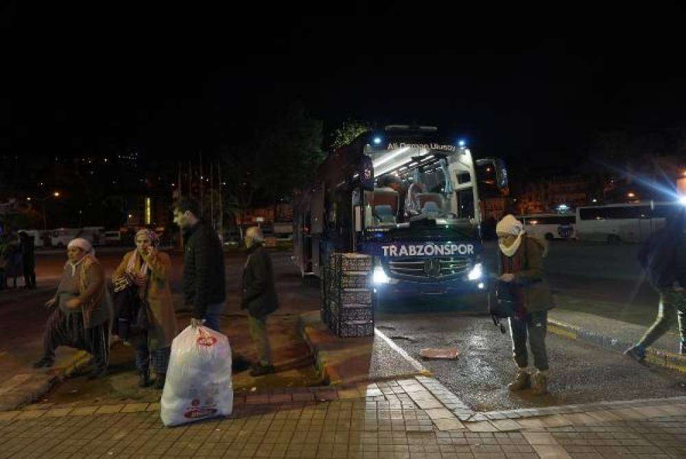 Depremzedeler, Trabzonspor otobüsüyle Trabzon’a geldi