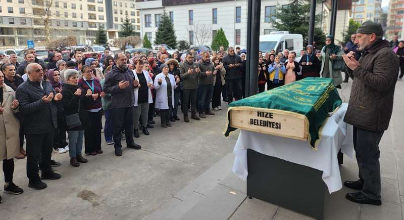 RİZE'NİN SEVİLEN DOKTORU GÖZYAŞLARI İÇERİSİNDE SON YOLCULUĞUNA UĞURLANDI