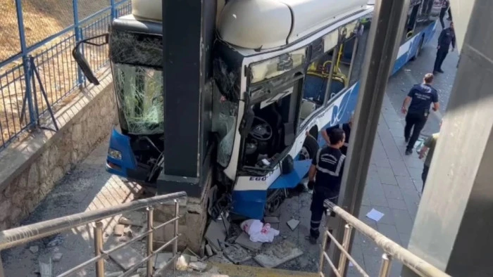 BELEDİYE OTOBÜSÜ KAZA YAPTI ÇOK SAYIDA YARALI VAR